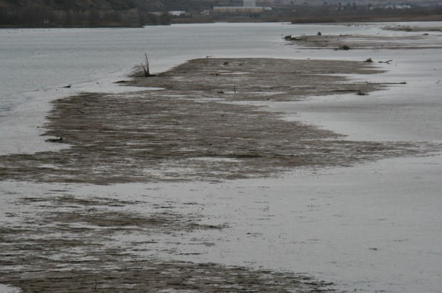 La medida permitiría retiradas puntuales de sedimentos del cauce, ahora muy visibles por el descenso de nivel de agua,  hasta que no se acometa el proyecto de recuperación del lecho frente al núcleo urbano.