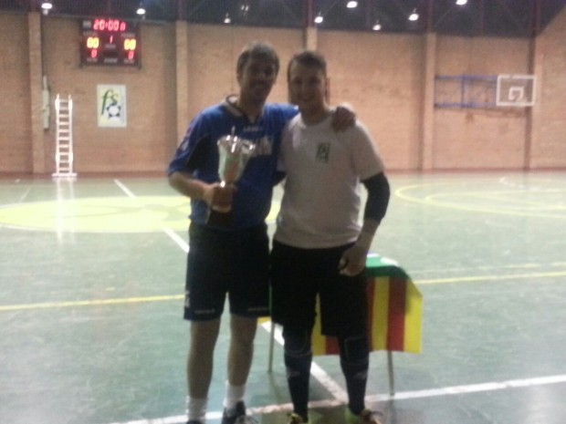 Coca Juniors recibió el trofeo como ganador, Kurkon’s como segundo clasificado y Julián Gómez, del equipo Lohnarbeiters, como máximo goleador.