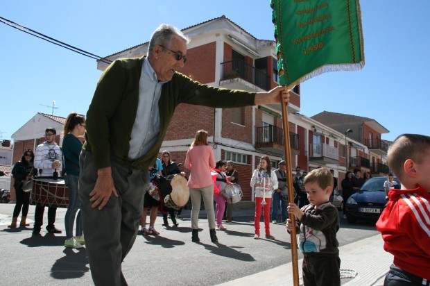 Los alumnos del centro escolar recibieron la visita de la Cofradía de Santa Agatoclia y elaboraron monas de Pascua.
