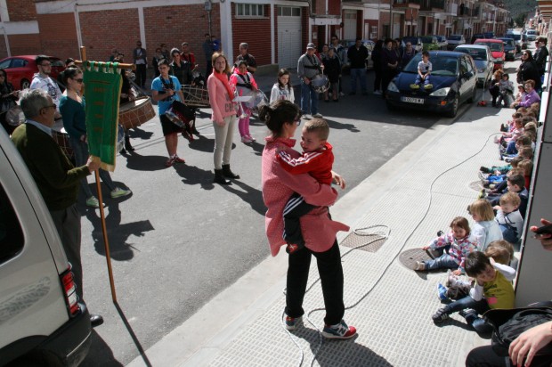 Los alumnos del centro escolar recibieron la visita de la Cofradía de Santa Agatoclia y elaboraron monas de Pascua.