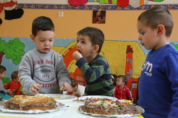 Los alumnos del centro escolar recibieron la visita de la Cofradía de Santa Agatoclia y elaboraron monas de Pascua.