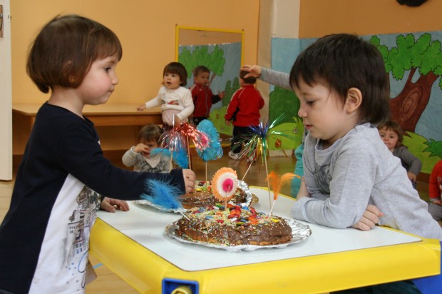 Los alumnos del centro escolar recibieron la visita de la Cofradía de Santa Agatoclia y elaboraron monas de Pascua.