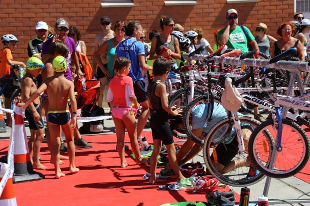 CR Cerca de 40 pequeños triatletas participan en el I Triatlón Kids de Mequinenza