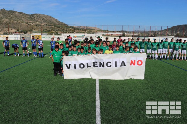 Antes de iniciarse el partido se desplegó una pancarta y se leyó un comunicado condenando los incidentes ocurridos antes, durante y después del partido de categoría cadete que enfrentó a la Escuela Fútbol Oscense y al Mequinenza en Huesca